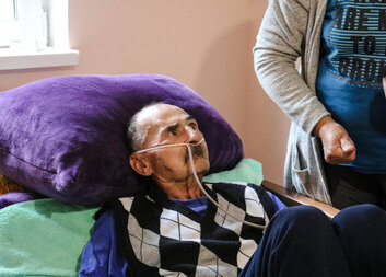 Руслан отримав сильні опіки під час обстрілу його будинку в Україні. Завдяки Карітасу він може дозволити собі медичну допомогу