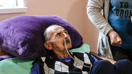 Руслан отримав сильні опіки під час обстрілу його будинку в Україні. Завдяки Карітасу він може дозволити собі медичну допомогу