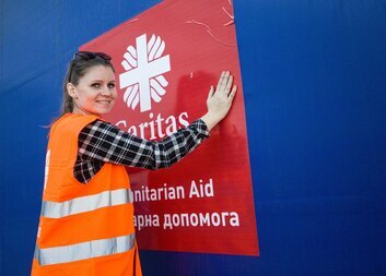 Люди вивчають логістику роками, у нас було півтора дня, щоб забезпечити першу вантажівку, – каже Шарка Прошкова