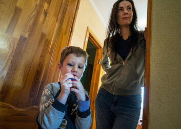 Її чоловік на війні, батьки в обстріляному Харкові. Проте Люба не здається і вірить у повернення додому