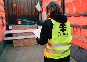 Карітас Чехія допомагає лікарням, відправляючи в Україну медичне приладдя