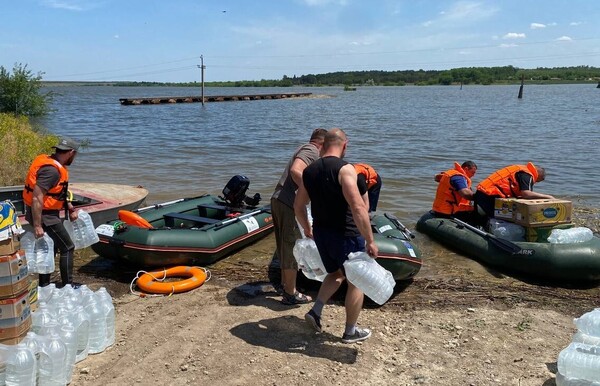 Доставка питної води до затоплених громад Доставка питної води до затоплених громад