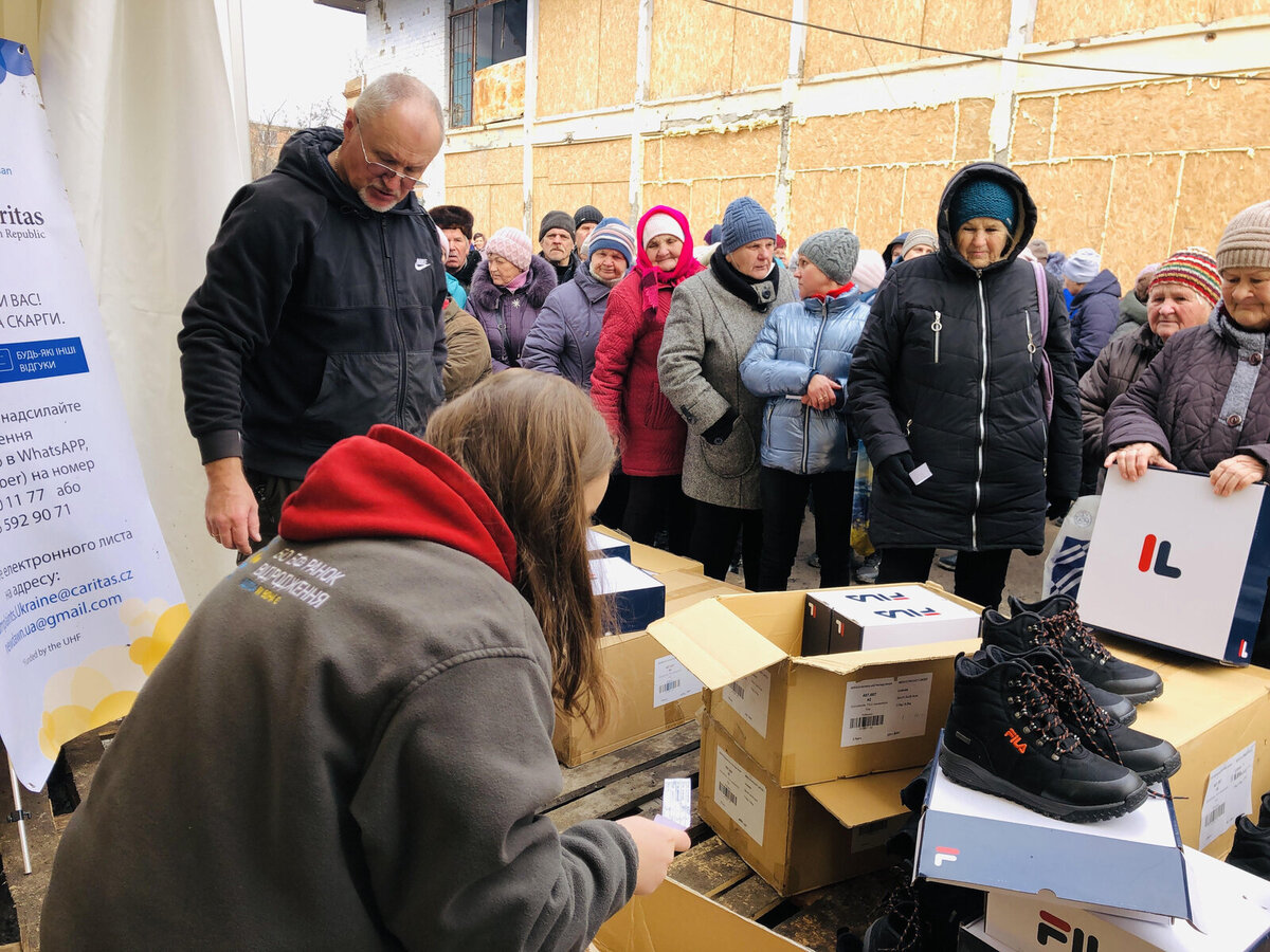 Distribution of warm clothing and footwear Distribution of warm clothing and footwear