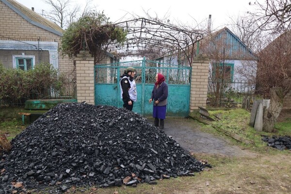 Доставка вугілля до прифронтового села на Півдні України Доставка вугілля до прифронтового села на Півдні України