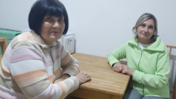 Працюючи, відволікаюся від поганих думок, - каже Юлія з Лисичанська, яка знайшла прихисток у модульному будиночку, побудованому Caritas Czech Republic в Мукачево  