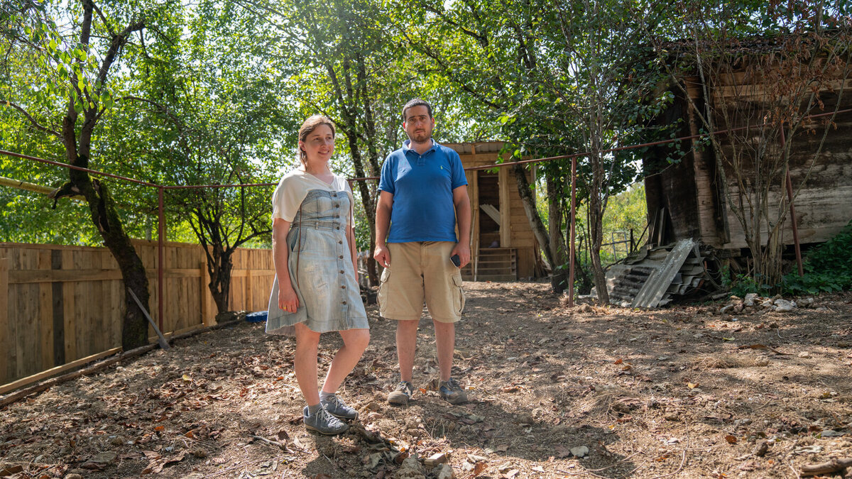 Молода пара, Леван і Ека, отримали біотуалет і біофільтр від Caritas Czech Republic Молода пара, Леван і Ека, отримали біотуалет і біофільтр від Caritas Czech Republic