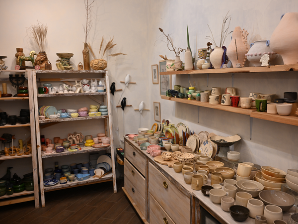 Покупці можуть придбати вироби зі скла, кераміки і порцеляни