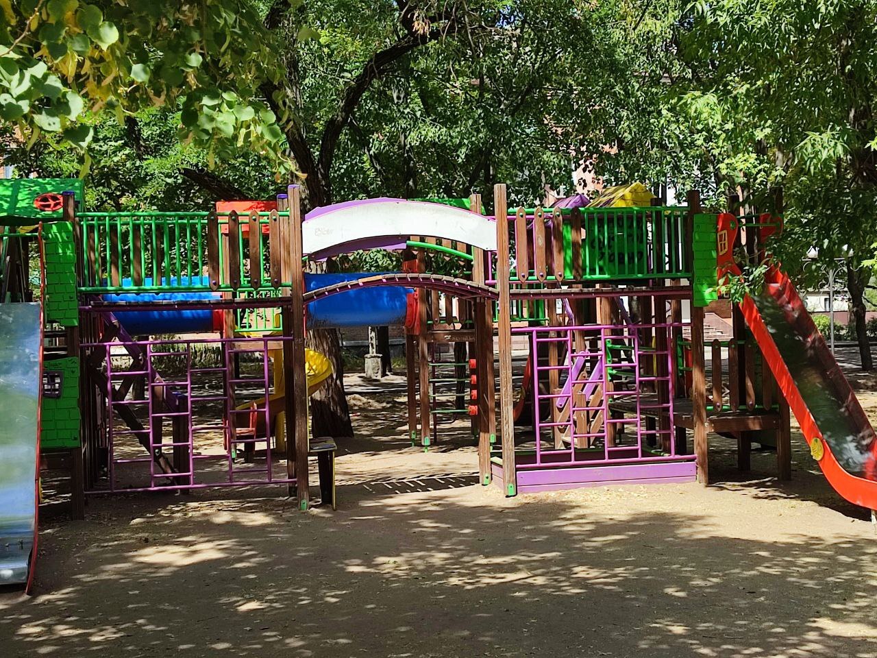 У Нікополі дитячі майданчики часто порожніють через те, що батьки бояться відпускати дітей гуляти У Нікополі дитячі майданчики часто порожніють через те, що батьки бояться відпускати дітей гуляти