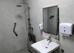 The dressing room is equipped with a shower with special handrails.
