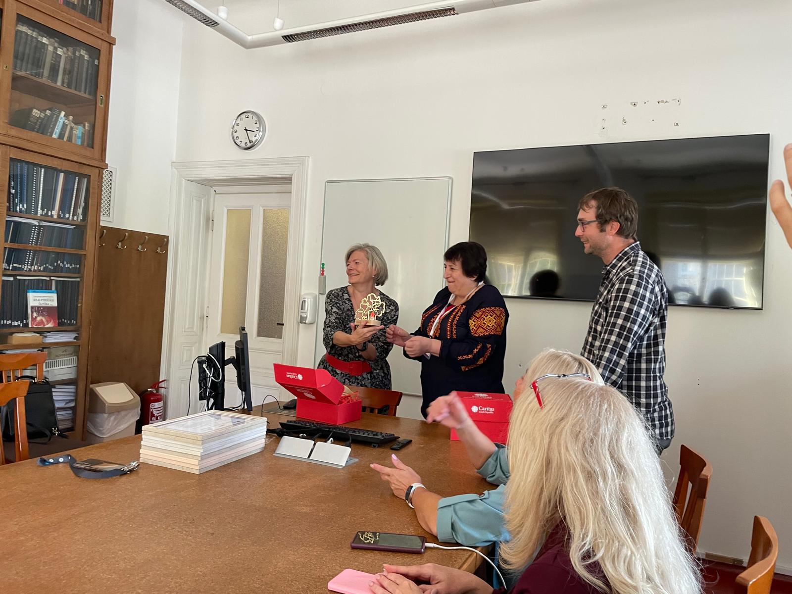 Larysa Sydorenko presents a map of the Dnipro region to Professor Yvona Angerová, Head of the Department of Rehabilitation Medicine, First Faculty of Medicine,  Charles University 