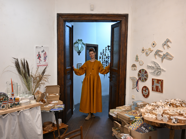 Олександра працює як обліковиця у крамниці Львова