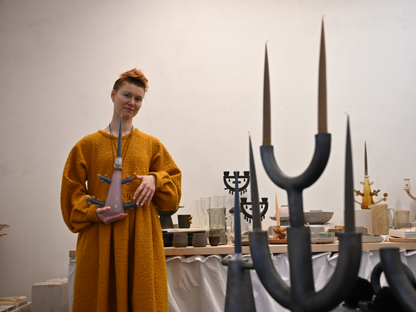 Магазин процвітає, і Олександра має більше завдань та відповідальності.