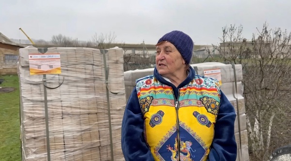 Zoya's children are at war and it is extremely difficult for her to survive the cold. Zoya's children are at war and it is extremely difficult for her to survive the cold.