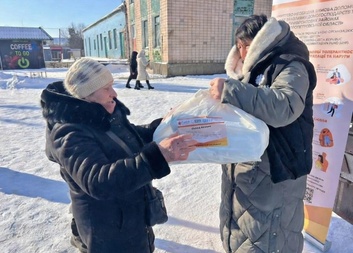 Ви - промені сонця. 3000 постраждалих поблизу фронту отримали життєво важливі набори і паливо на зиму