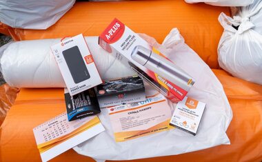 Each kit contains sleeping bags, thermal blankets, power banks, thermoses, flashlights, portable stoves with burners, and mattresses. Each kit contains sleeping bags, thermal blankets, power banks, thermoses, flashlights, portable stoves with burners, and mattresses.