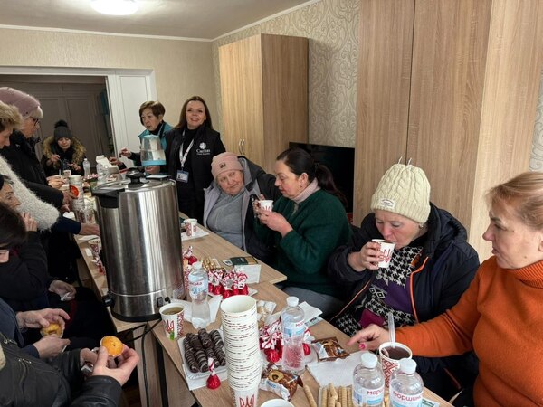 To support the shelter's residents, our team organised a meeting with treats and a friendly atmosphere.