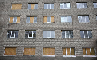 The Caritas Czech Republic team visited the dormitory in autumn 2025 and found that most of the windows needed replacing