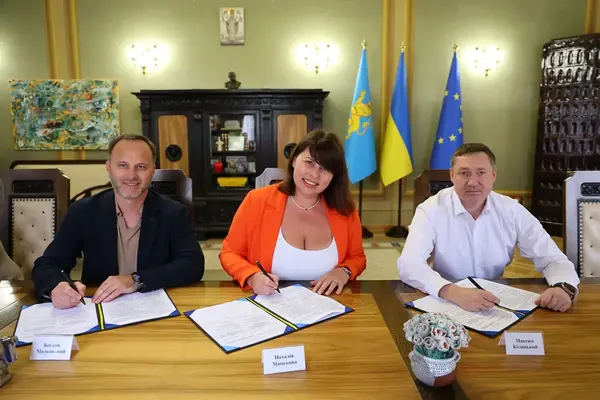 The agreement was signed by Natalia Matskova, Director of Caritas Czech Republic in Ukraine; Maksym Kozytskyi, Head of the Lviv Regional State Administration; and Bohdan Malovany, Head of the Clinical The agreement was signed by Natalia Matskova, Director of Caritas Czech Republic in Ukraine; Maksym Kozytskyi, Head of the Lviv Regional State Administration; and Bohdan Malovany, Head of the Clinical